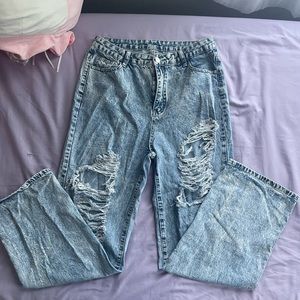 These are flowy jeans with rips, there supposed to be baggy, not tight